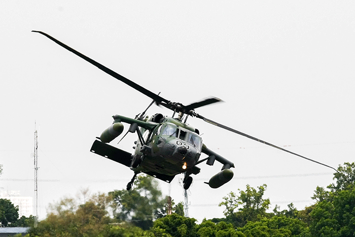 Helikopter S-70 Black Hawk Royal Brunei Air Force unjuk kebolehan saat berlangsungnya Indo Aerospace Expo & Forum 2022 di Terminal Selatan Halim Perdanakusuma.