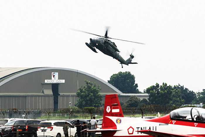 Helikopter S-70 Black Hawk Royal Brunei Air Force unjuk kebolehan saat berlangsungnya Indo Aerospace Expo & Forum 2022 di Terminal Selatan Halim Perdanakusuma.