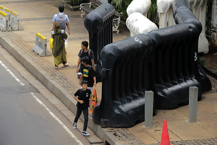 Barrier Demo Di Trotoar Jalan Ganggu Pejalan Kaki