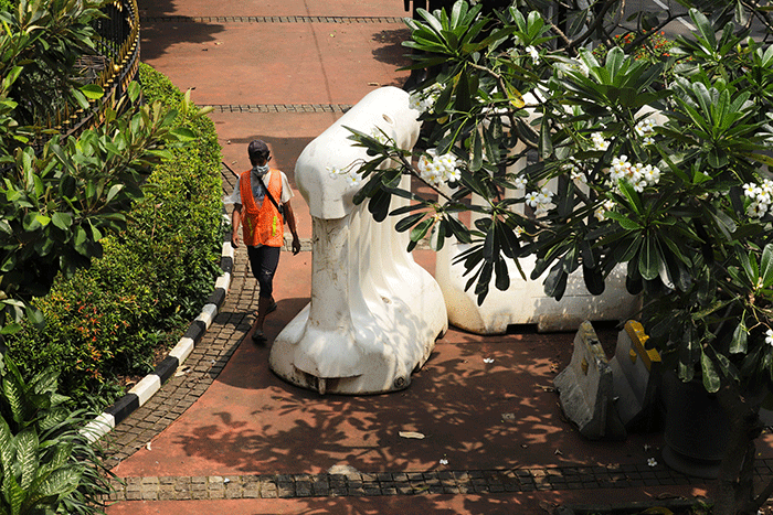 Barrier Demo Di Trotoar Jalan Ganggu Pejalan Kaki