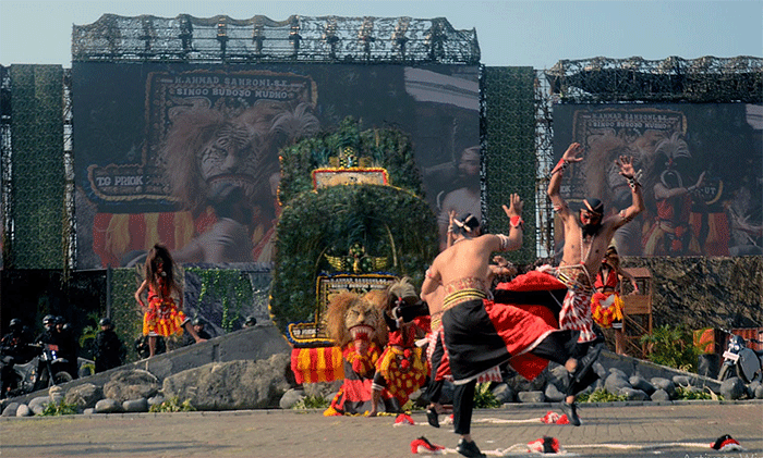 Penutupan Indo Defence 2022 menampilkan atraksi kesenian nasional Reog Ponorogo di pameran Indo Defence 2022, JI-EXPO, Kemayoran, Jakarta Pusat.