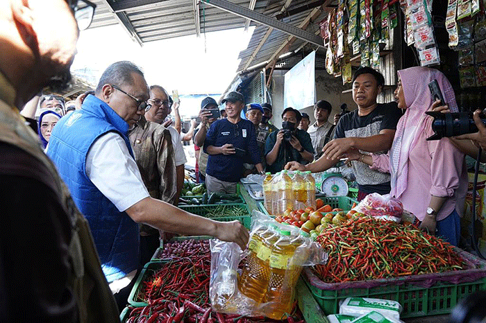 Menteri Perdagangan Zulkifli Hasan melakukan kunjungan dan memantau harga kebutuhan pokok (bapok) di Pasar tradisional Pa'baeng-baeng, Makassar.