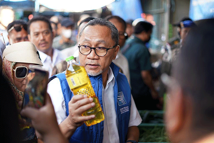 Menteri Perdagangan Zulkifli Hasan melakukan kunjungan dan memantau harga kebutuhan pokok (bapok) di Pasar tradisional Pa'baeng-baeng, Makassar.