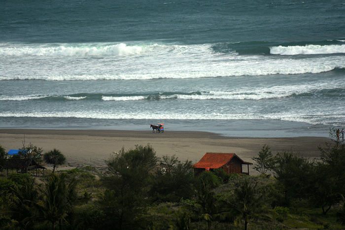 Sejumlah pengunjung menikmati Pantai Parangtritis, Kecamatan Kretek, Kabupaten Bantul, Sabtu (5/11/2022).