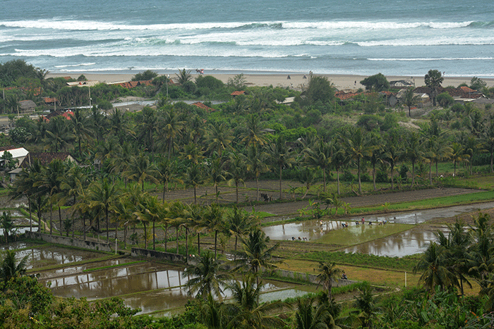 Sejumlah pengunjung menikmati Pantai Parangtritis, Kecamatan Kretek, Kabupaten Bantul, Sabtu (5/11/2022).