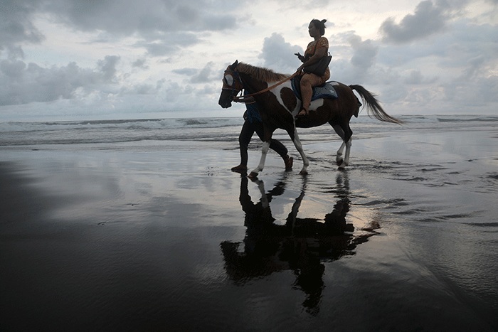 Sejumlah pengunjung menikmati Pantai Parangtritis, Kecamatan Kretek, Kabupaten Bantul, Sabtu (5/11/2022).