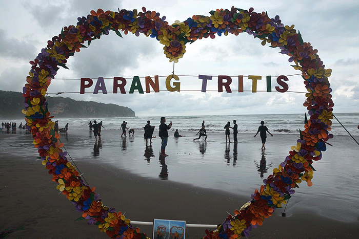 Sejumlah pengunjung menikmati Pantai Parangtritis, Kecamatan Kretek, Kabupaten Bantul, Sabtu (5/11/2022).