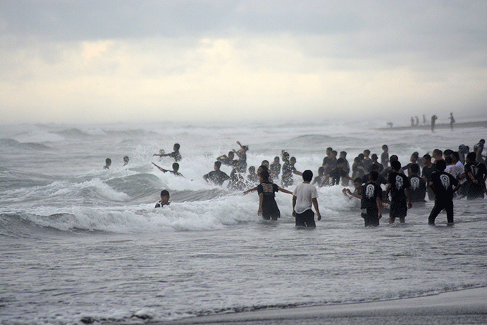 Sejumlah pengunjung menikmati Pantai Parangtritis, Kecamatan Kretek, Kabupaten Bantul, Sabtu (5/11/2022).