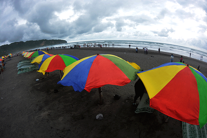 Sejumlah pengunjung menikmati Pantai Parangtritis, Kecamatan Kretek, Kabupaten Bantul, Sabtu (5/11/2022).
