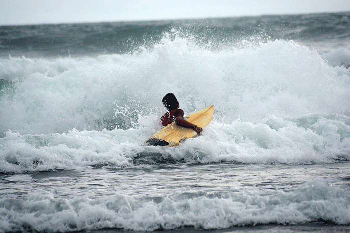 Sejumlah pengunjung menikmati Pantai Parangtritis, Kecamatan Kretek, Kabupaten Bantul, Sabtu (5/11/2022).