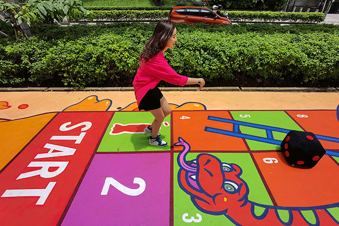 Pengunjung saat mencoba permainan tradisional ular tangga dengan menampilkan kolaborasi kreasi mural pertama antara Jakarta dan Fanta.