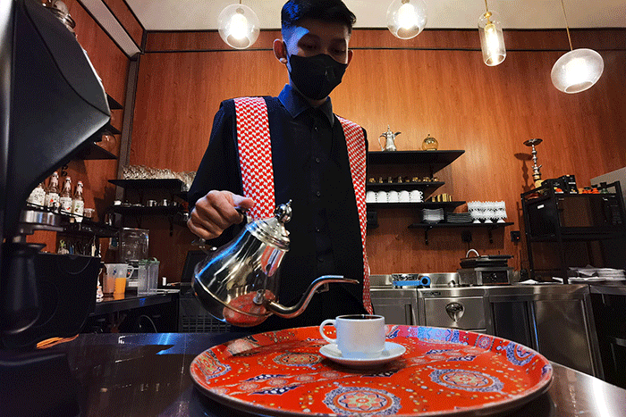 Sejumlah tamu undangan menikmati sajian Menu Khas Timur Tengah ala Petra Restaurant dengan suasana Seperti di Jordania Selatan di Jakarta.
