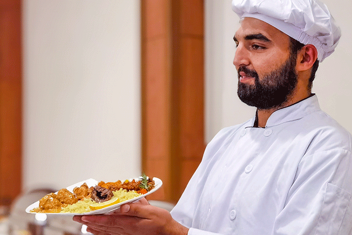 Sejumlah tamu undangan menikmati sajian Menu Khas Timur Tengah ala Petra Restaurant dengan suasana Seperti di Jordania Selatan di Jakarta.
