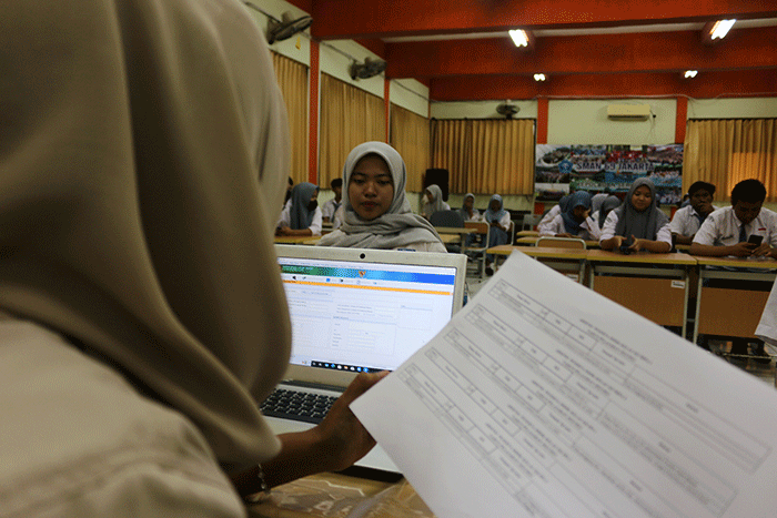 Petugas Kelurahan Pulau Panggang, Kecamatan dan Kabupaten Pulau seribu melakukan rekam e-KTP elektronik pada siswa-siswi SMA 69 Kepulauan Seribu Utara.