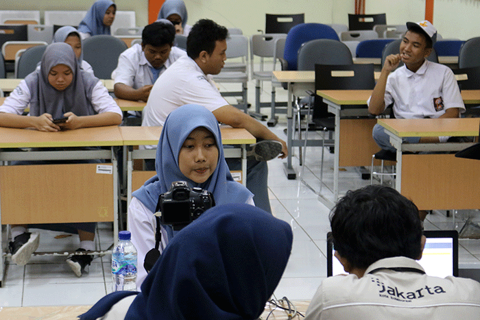 Petugas Kelurahan Pulau Panggang, Kecamatan dan Kabupaten Pulau seribu melakukan rekam e-KTP elektronik pada siswa-siswi SMA 69 Kepulauan Seribu Utara.