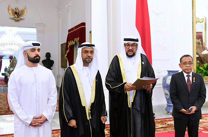 Presiden Joko Widodo menerima Penghargaan Perdamaian Internasional Imam Hasan bin Ali Tahun 2022 yang diserahkan di Istana Merdeka, Jakarta, Senin (7/11/2022).