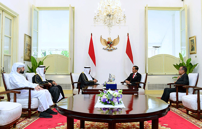Presiden Joko Widodo menerima Penghargaan Perdamaian Internasional Imam Hasan bin Ali Tahun 2022 yang diserahkan di Istana Merdeka, Jakarta, Senin (7/11/2022).