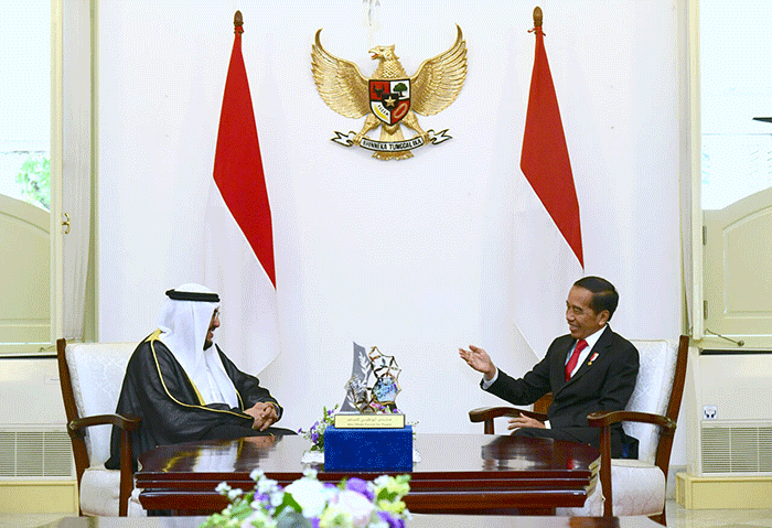 Presiden Joko Widodo menerima Penghargaan Perdamaian Internasional Imam Hasan bin Ali Tahun 2022 yang diserahkan di Istana Merdeka, Jakarta, Senin (7/11/2022).