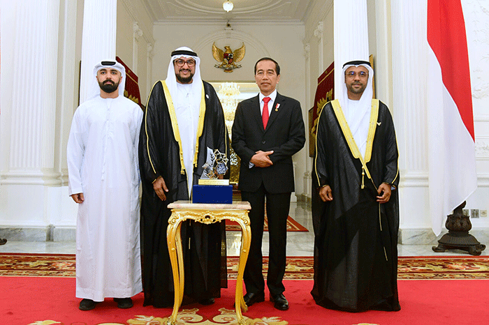 Presiden Joko Widodo menerima Penghargaan Perdamaian Internasional Imam Hasan bin Ali Tahun 2022 yang diserahkan di Istana Merdeka, Jakarta, Senin (7/11/2022).