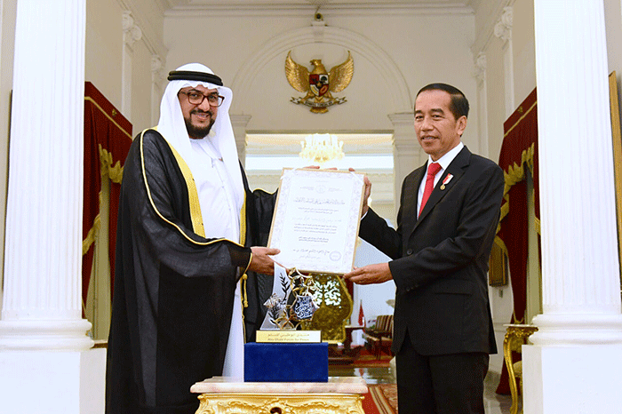 Presiden Joko Widodo menerima Penghargaan Perdamaian Internasional Imam Hasan bin Ali Tahun 2022 yang diserahkan di Istana Merdeka, Jakarta, Senin (7/11/2022).