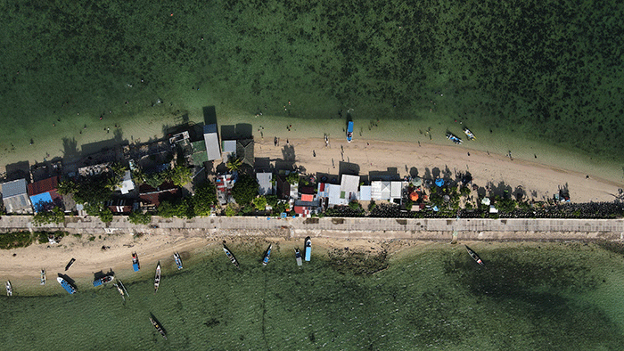 Nelayan mengganti oli mesin Mesran Super pada perahunya di Pulau Gusung, Makassar, Minggu (6/11/2022).