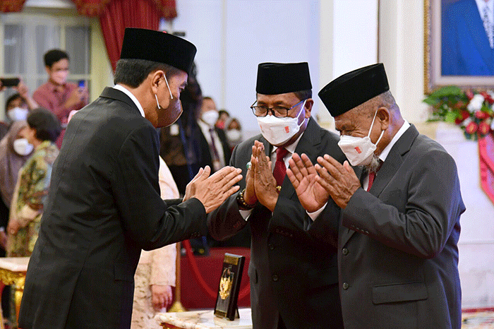 Presiden Joko Widodo menganugerahkan gelar pahlawan nasional kepada lima tokoh dari berbagai daerah yang telah berjasa bagi bangsa dan negara.