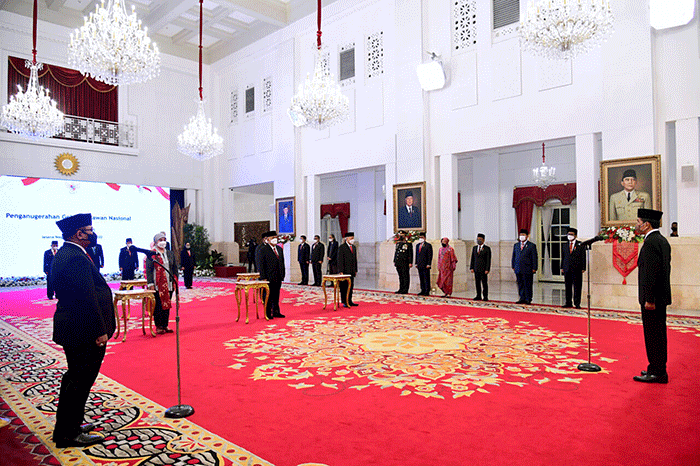 Presiden Joko Widodo menganugerahkan gelar pahlawan nasional kepada lima tokoh dari berbagai daerah yang telah berjasa bagi bangsa dan negara.