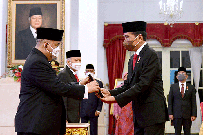 Presiden Joko Widodo menganugerahkan gelar pahlawan nasional kepada lima tokoh dari berbagai daerah yang telah berjasa bagi bangsa dan negara.