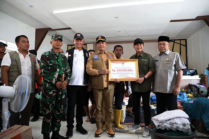 Kepala BNPB Letnan Jenderal TNI Suharyanto saat Rapat Koordinasi Penanganan Bencana Banjir Kabupaten Aceh Tamiang di Pendopo Bupati Aceh Tamiang.