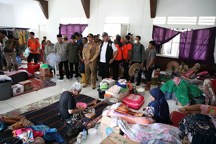 Kepala BNPB Letnan Jenderal TNI Suharyanto saat Rapat Koordinasi Penanganan Bencana Banjir Kabupaten Aceh Tamiang di Pendopo Bupati Aceh Tamiang.