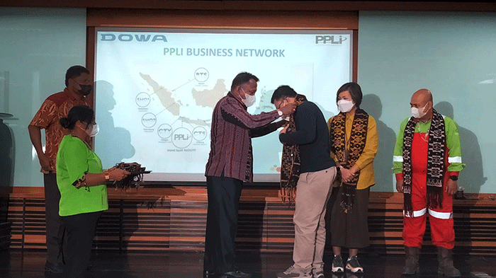 Rombongan Anggota DPRD Kabupaten Sikka Nusa Tenggara Timur (NTT) sambangi perusahaan pengolahan limbah bahan berbahaya dan beracun (B3).