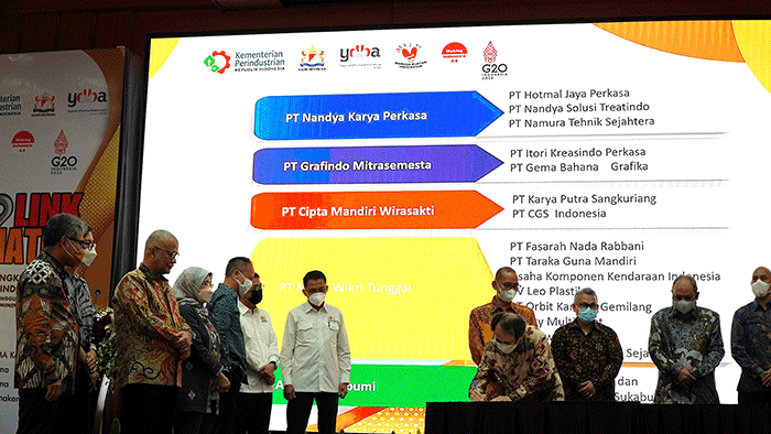 Direktur PT Astra International Tbk, Gita Tiffani Boer memberikan paparannya dalam kegiatan Link & Match Industri Kecil Menengah (IKM).