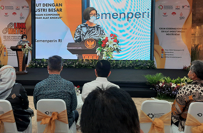 Direktur PT Astra International Tbk, Gita Tiffani Boer memberikan paparannya dalam kegiatan Link & Match Industri Kecil Menengah (IKM).
