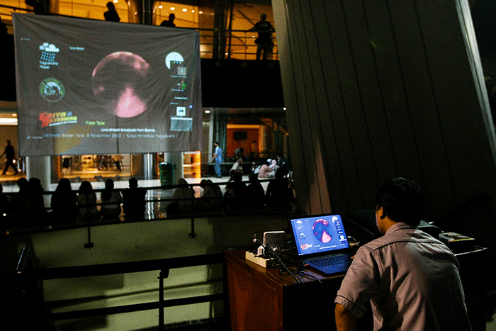 Warga mengamati simulasi real time fenomena gerhana bulan total melalui aplikasi stelarium di Kompleks Taman Ismail Marzuki, Jakarta, Selasa (8/11/2022).