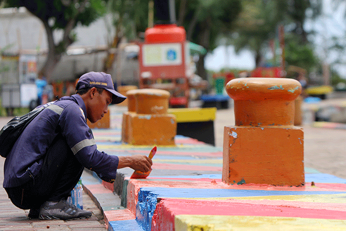 Pekerja melakukan pengecatan kawasan Plaza Administrasi Kabupaten Kepulauan Seribu yang berada di Pulau Pramuka, Jakarta, Selasa (8/11/2022).