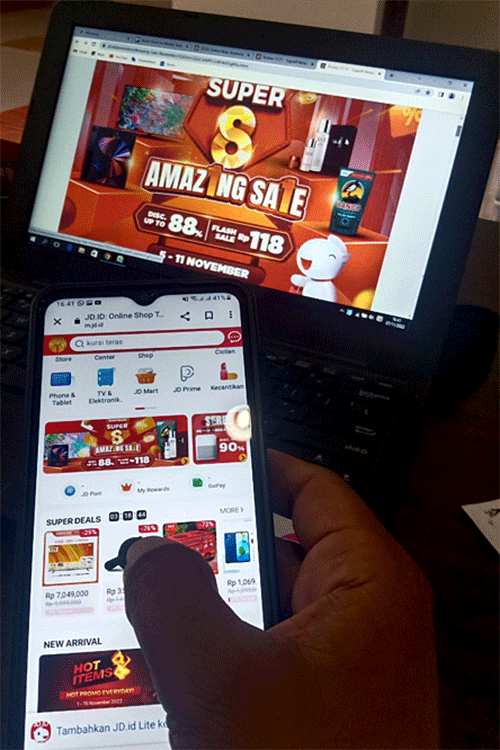 Customer membuka perangkat elektronik berbelanja daring JD.ID di Jakarta, Senin (7/11/2022).