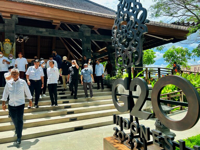 Presiden Joko Widodo melakukan peninjauan ke Taman Hutan Raya (Tahura) Ngurah Rai, Kota Denpasar, Selasa (8/11/2022).