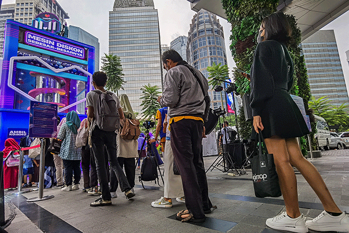 Vice President, Head of Branding Lazada Indonesia Irene Inonu saat mencoba mesin diskon terbesar Festival belanja Lazada 11.11 Diskon Sebesar-besarnya.