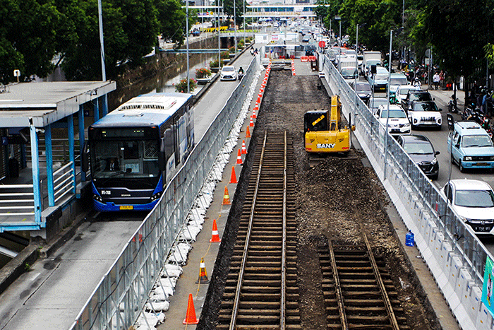 Seorang warga melihat rel trem peninggalan zaman Belanda dari JPO Gajah Mada, Jakarta, Senin (7/11/2022).