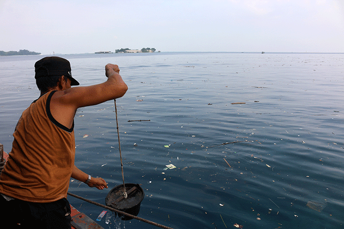Petugas mengambil Sampah di Dermaga Utama Pulau Pramuka, Provinsi DKI Jakarta, Selasa (8/11/2022).
