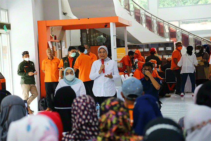 Menaker Ida Fauziyah meninjau proses penyaluran Bantuan Pemerintah Berupa Subsidi Gaji/Upah (BSU) tahun 2022 di PT Pos Indonesia KP Premier Jakarta Timur.