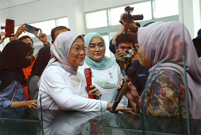 Menaker Ida Fauziyah meninjau proses penyaluran Bantuan Pemerintah Berupa Subsidi Gaji/Upah (BSU) tahun 2022 di PT Pos Indonesia KP Premier Jakarta Timur.