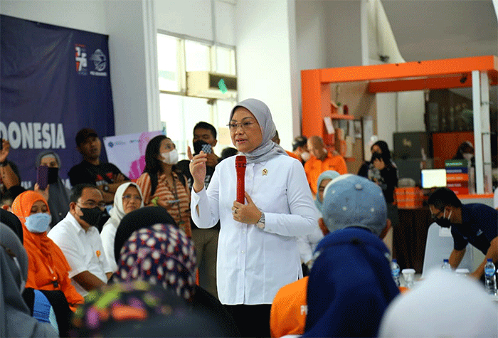 Menaker Ida Fauziyah meninjau proses penyaluran Bantuan Pemerintah Berupa Subsidi Gaji/Upah (BSU) tahun 2022 di PT Pos Indonesia KP Premier Jakarta Timur.