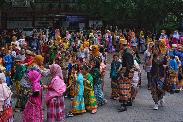 Sejumlah siswa sekolah dasar berkostum pakaian adat mengkuti parade budaya perayaan HUT Kota Makassar, Rabu (9/11/2022).