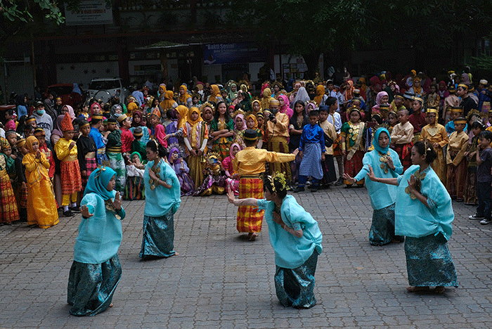 Sejumlah siswa sekolah dasar berkostum pakaian adat mengkuti parade budaya perayaan HUT Kota Makassar, Rabu (9/11/2022).