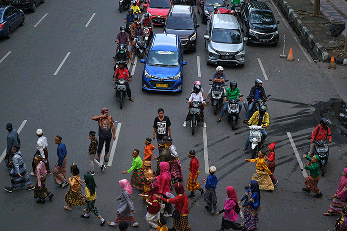 Sejumlah siswa sekolah dasar berkostum pakaian adat mengkuti parade budaya perayaan HUT Kota Makassar, Rabu (9/11/2022).