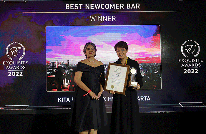 Director of Marketing Communication Park Hyatt Jakarta, Lira N. Dachlan (kiri) menerima penghargaan dari Exquisite Award 2022 di Altitude Grill.