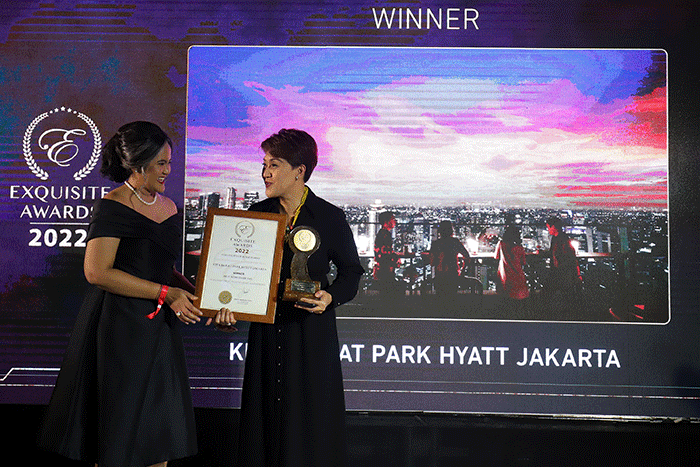 Director of Marketing Communication Park Hyatt Jakarta, Lira N. Dachlan (kiri) menerima penghargaan dari Exquisite Award 2022 di Altitude Grill.