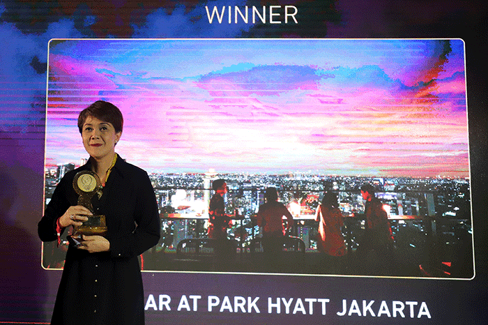 Director of Marketing Communication Park Hyatt Jakarta, Lira N. Dachlan (kiri) menerima penghargaan dari Exquisite Award 2022 di Altitude Grill.