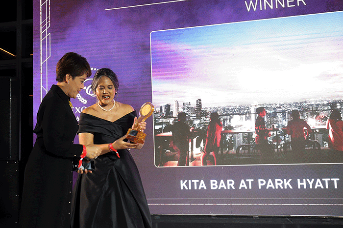Director of Marketing Communication Park Hyatt Jakarta, Lira N. Dachlan (kiri) menerima penghargaan dari Exquisite Award 2022 di Altitude Grill.
